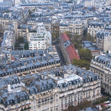 découvrez un appartement haussmannien élégant alliant charme historique et confort moderne au cœur de paris.