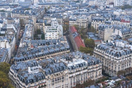 découvrez un appartement haussmannien élégant alliant charme historique et confort moderne au cœur de paris.