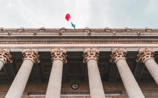 découvrez tout sur la justice : principes, fonctionnement du système judiciaire, droits et devoirs des citoyens pour un équilibre social.