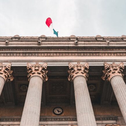 découvrez tout sur la justice : principes, fonctionnement du système judiciaire, droits et devoirs des citoyens pour un équilibre social.