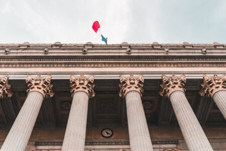 découvrez tout sur la justice : principes, fonctionnement du système judiciaire, droits et devoirs des citoyens pour un équilibre social.