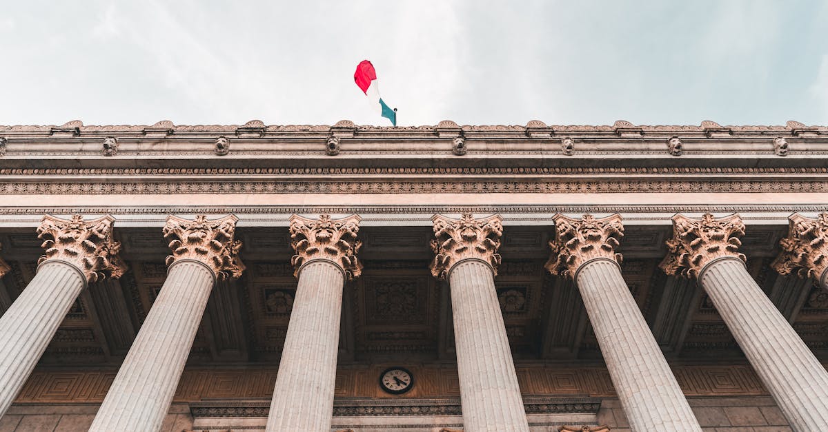 découvrez tout sur la justice : principes, fonctionnement du système judiciaire, droits et devoirs des citoyens pour un équilibre social.