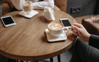 découvrez l'ambiance relaxante du lofi girl cafe, un espace dédié à la musique lofi et à la détente. idéal pour étudier, travailler ou simplement se relaxer avec une playlist apaisante.