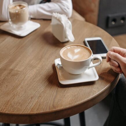 découvrez l'ambiance relaxante du lofi girl cafe, un espace dédié à la musique lofi et à la détente. idéal pour étudier, travailler ou simplement se relaxer avec une playlist apaisante.