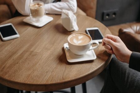 découvrez l'ambiance relaxante du lofi girl cafe, un espace dédié à la musique lofi et à la détente. idéal pour étudier, travailler ou simplement se relaxer avec une playlist apaisante.