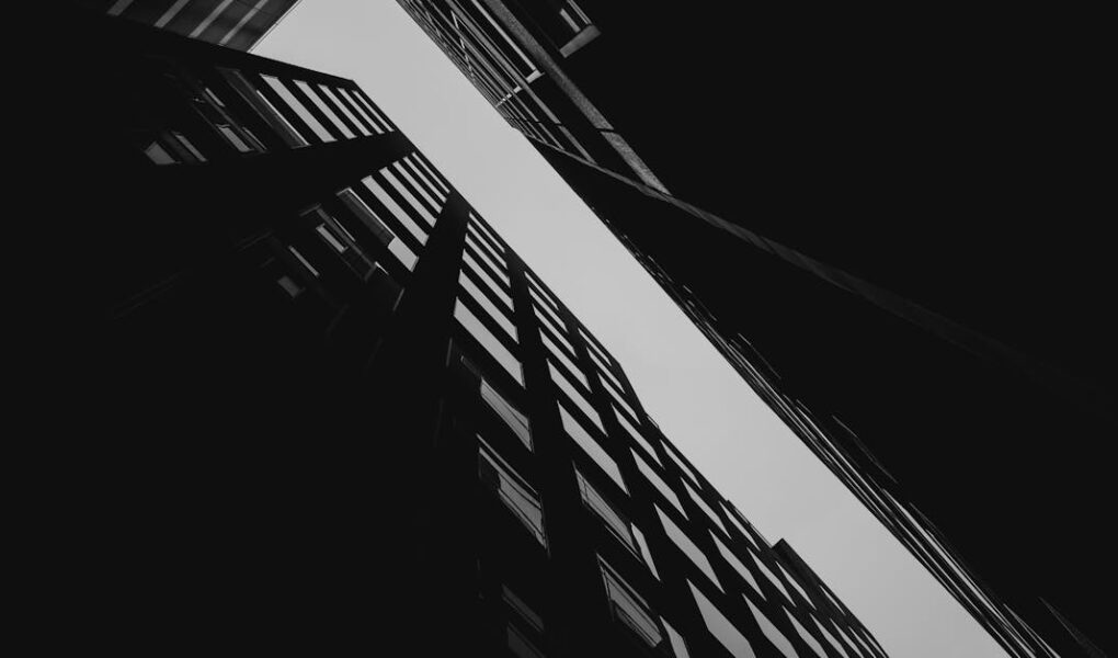 découvrez l'histoire et les étapes de la construction de la tour montparnasse, un emblème architectural de paris.