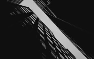 découvrez l'histoire et les étapes de la construction de la tour montparnasse, un emblème architectural de paris.