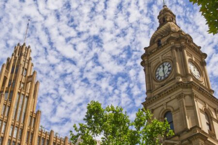 découvrez les informations sur la propriété de la tour montparnasse, un symbole emblématique de paris, et son historique de gestion.
