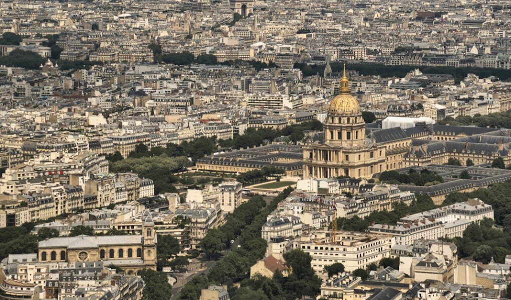 découvrez paris, la ville lumière, riche en histoire, culture et gastronomie. explorez ses monuments emblématiques, ses quartiers charmants et son ambiance unique.