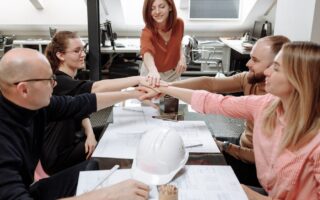 découvrez l'importance de l'esprit d'équipe pour renforcer la collaboration, la motivation et la réussite collective au sein de votre groupe.