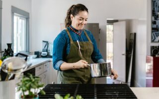 découvrez les coulisses du départ de top chef : analyses, réactions et anecdotes exclusives sur cette émission culinaire emblématique.