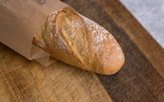 découvrez l'authentique baguette française, symbole de tradition et de saveur, parfaite pour accompagner tous vos repas.