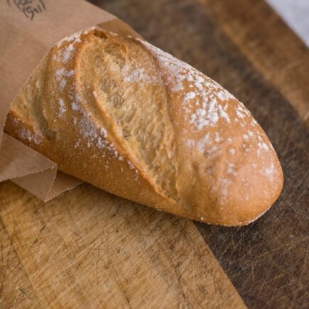 découvrez l'authentique baguette française, symbole de tradition et de saveur, parfaite pour accompagner tous vos repas.