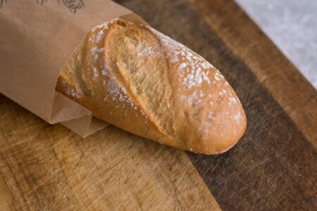 découvrez l'authentique baguette française, symbole de tradition et de saveur, parfaite pour accompagner tous vos repas.