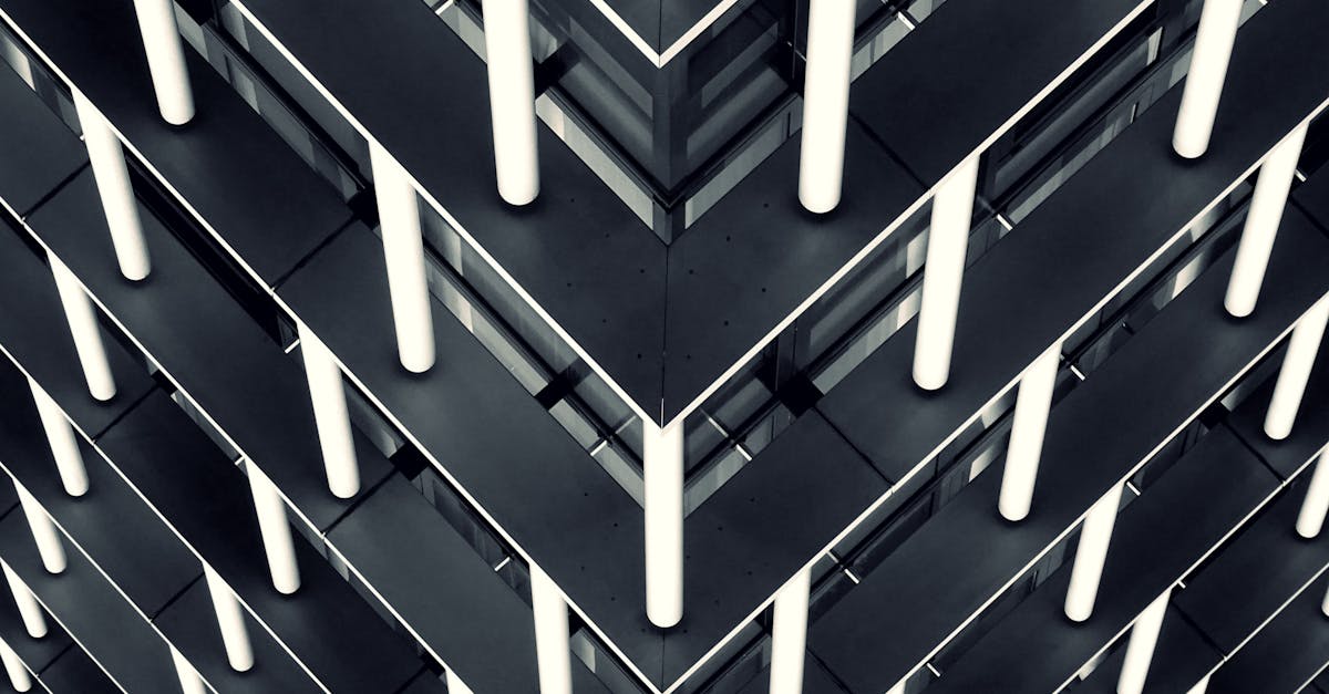 découvrez l'univers de balenciaga, maison de couture emblématique alliant design innovant et élégance contemporaine.