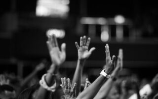 découvrez toutes les dates des concerts de céline dion, informations sur les lieux, billets et événements à venir pour ne pas manquer ses performances en live.