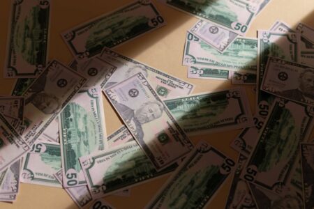 découvrez les enjeux, causes et conséquences de la corruption, ainsi que les moyens de lutte pour promouvoir la transparence et l'intégrité dans la société.