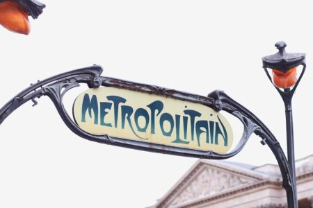 découvrez le grand paris métro : un réseau de transport moderne et étendu facilitant vos déplacements dans toute la région parisienne.