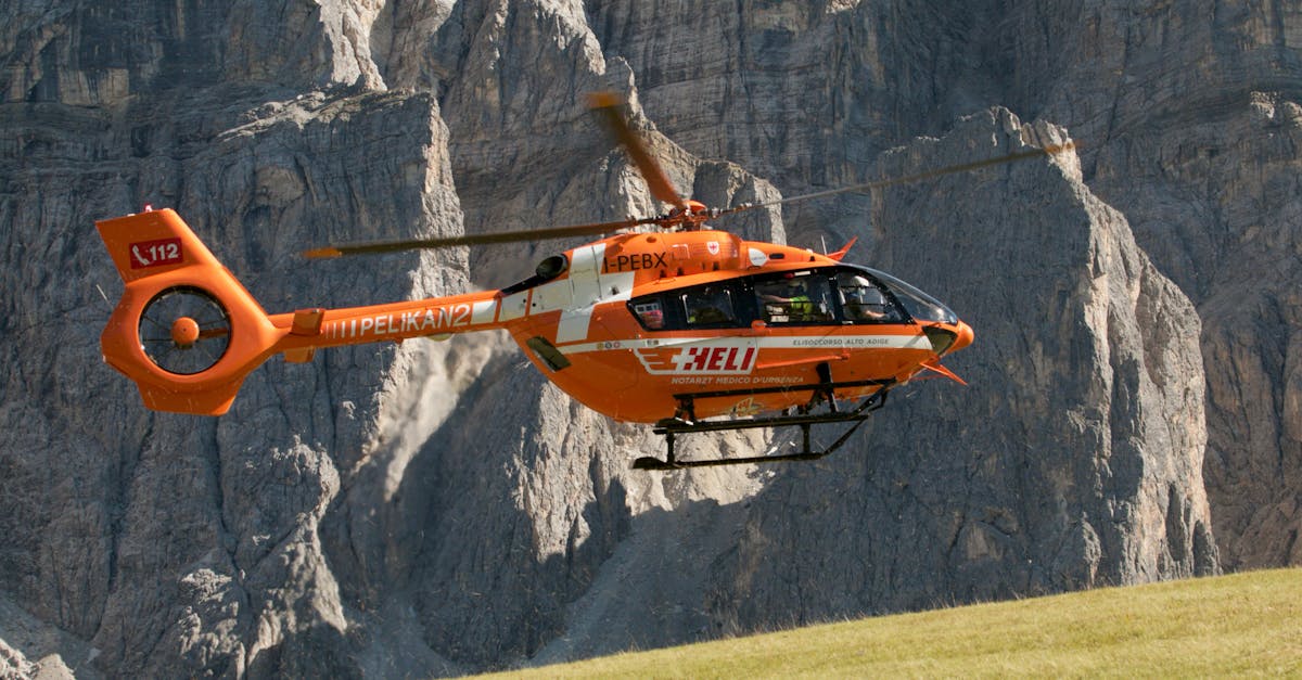 découvrez les opérations de sauvetage en hélicoptère, une intervention rapide et efficace pour secourir en milieu difficile.