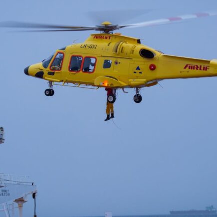 opérations de sauvetage en hélicoptère : interventions rapides et efficaces pour sauver des vies en milieu difficile.