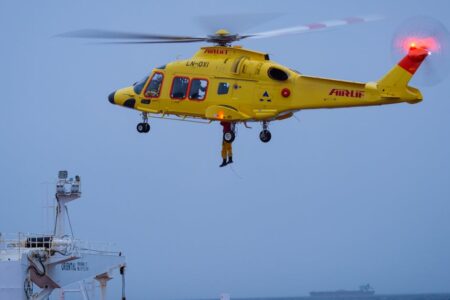 opérations de sauvetage en hélicoptère : interventions rapides et efficaces pour sauver des vies en milieu difficile.