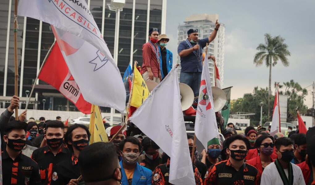 découvrez tout ce qu'il faut savoir sur les protestations : causes, exemples historiques et impacts sociaux.