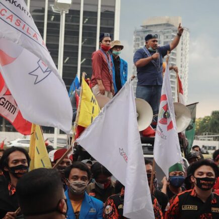 découvrez tout ce qu'il faut savoir sur les protestations : causes, exemples historiques et impacts sociaux.