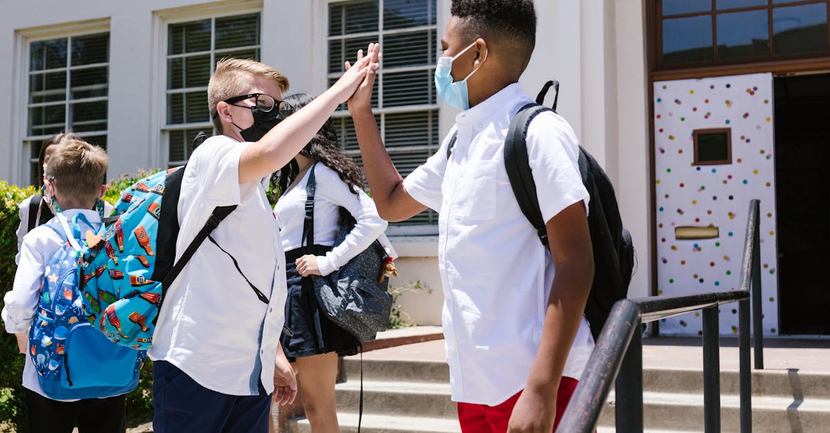 informations importantes concernant la fermeture des écoles publiques secondaires, incluant les raisons, la durée et les mesures prises pour les élèves et les familles.