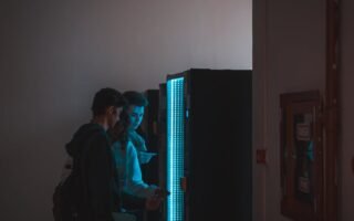 informations importantes sur la fermeture des écoles publiques secondaires, y compris les raisons, les dates et les impacts pour les élèves et les familles.