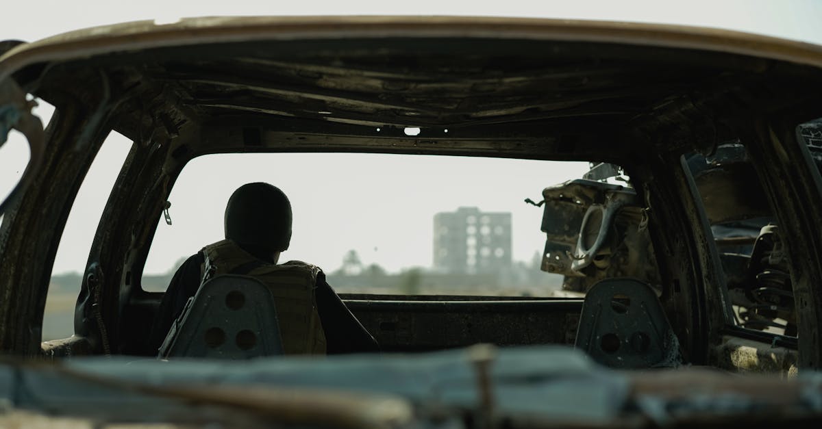 découvrez une analyse approfondie du terrorisme, ses causes, ses impacts et les mesures prises pour le combattre à l'échelle mondiale.