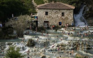 découvrez les bienfaits d'un spa thermal pour votre bien-être et votre relaxation grâce à ses eaux naturellement chauffées et riches en minéraux.