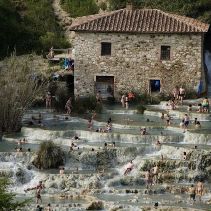 découvrez les bienfaits d'un spa thermal pour votre bien-être et votre relaxation grâce à ses eaux naturellement chauffées et riches en minéraux.