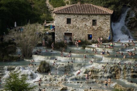 découvrez les bienfaits d'un spa thermal pour votre bien-être et votre relaxation grâce à ses eaux naturellement chauffées et riches en minéraux.