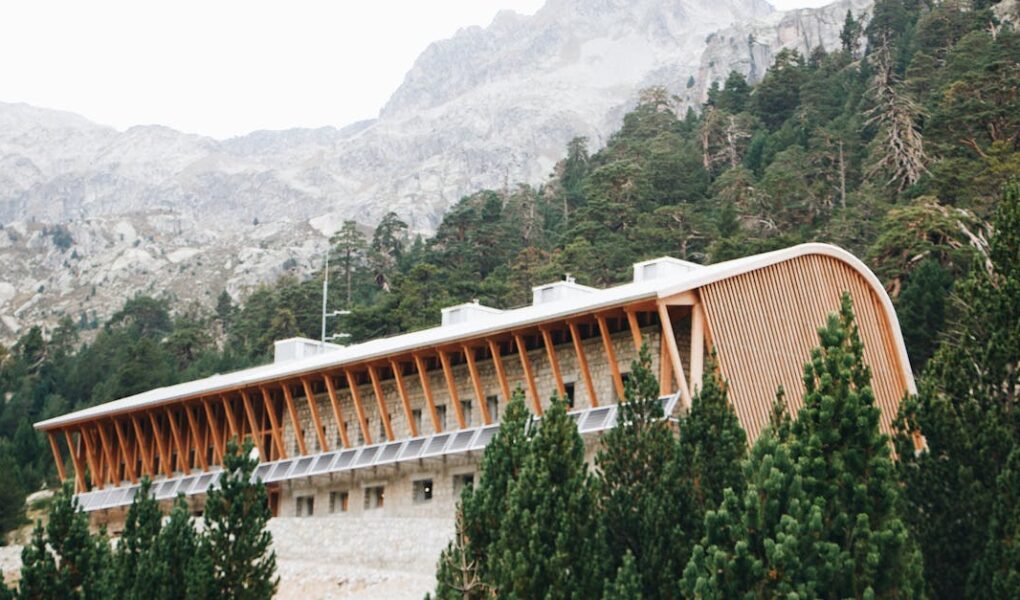 découvrez un refuge parisien unique alliant charme authentique et confort moderne au cœur de paris.
