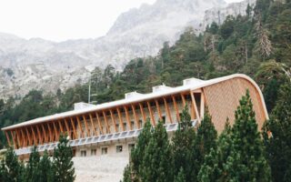 découvrez un refuge parisien unique alliant charme authentique et confort moderne au cœur de paris.