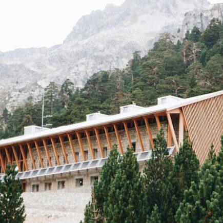 découvrez un refuge parisien unique alliant charme authentique et confort moderne au cœur de paris.