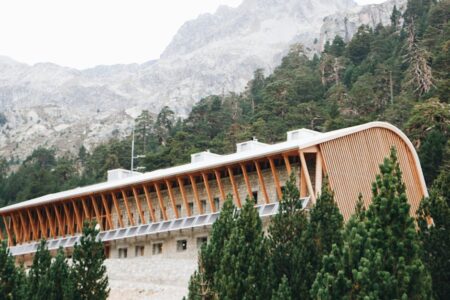 découvrez un refuge parisien unique alliant charme authentique et confort moderne au cœur de paris.