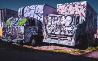 découvrez tout ce qu'il faut savoir sur le vandalisme : définitions, impacts, causes et solutions pour prévenir ce phénomène destructeur.