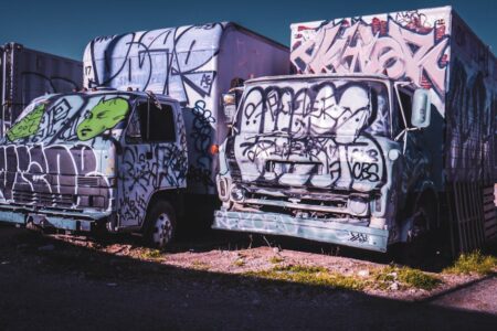 découvrez tout ce qu'il faut savoir sur le vandalisme : définitions, impacts, causes et solutions pour prévenir ce phénomène destructeur.